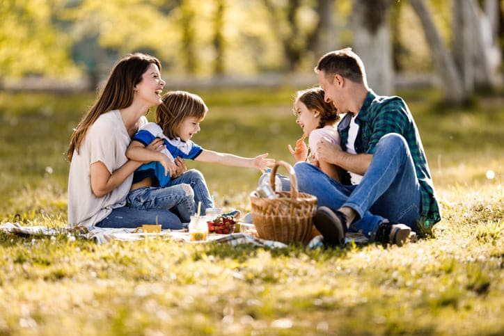 Junge Familie beim picknicken