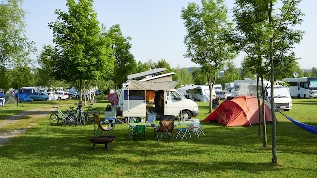 Zelte und Campingbusse auf dem Campingplatz