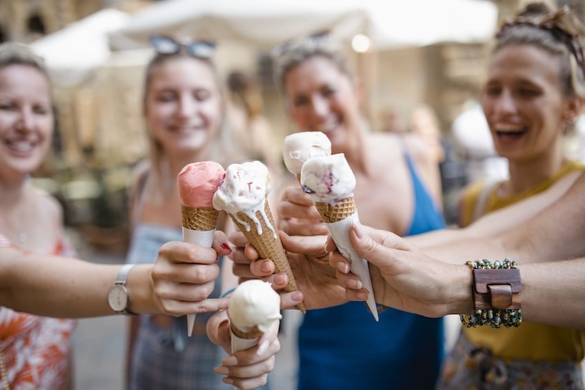 Ein Eis mit Freundinnen genießen