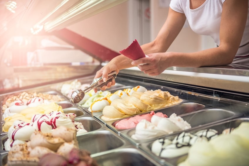 Eissorten in der Auslage im Eiscafé