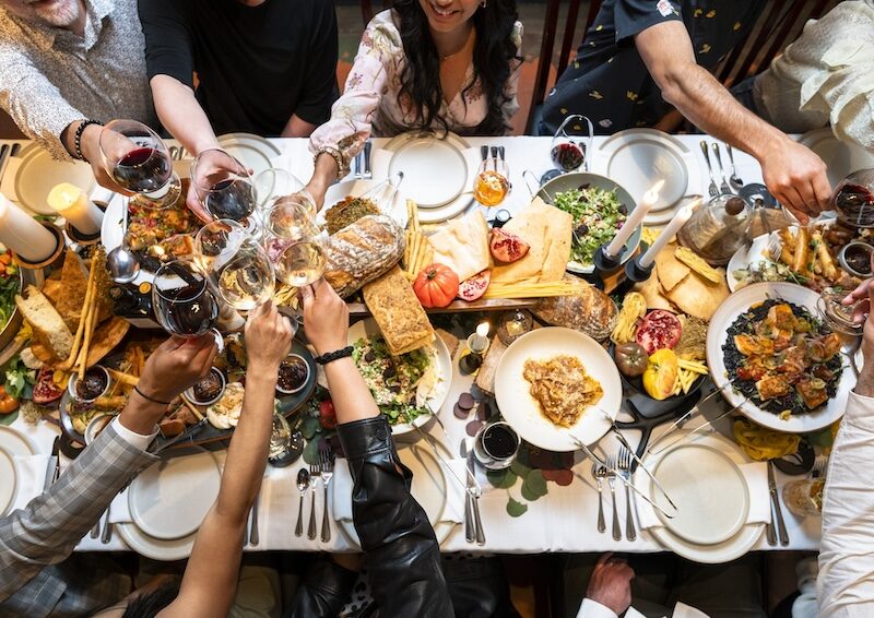 Freunde essen gemeinsam internationale Gerichte